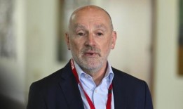 理查德·马尔斯的幕僚长在一场爆炸性新闻发布会上辞职，指控工作中存在欺凌行为