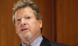 曾主演《爱情故事》、《纸月亮》、《佩顿广场》和《巴里·林登》的瑞恩·奥尼尔去世，享年82岁