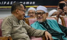 由于其“最后的武士”首领与糟糕的健康状况作斗争，来自马来西亚伊斯兰政党PAS的派系领袖被吹捧为继任者