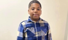 11岁的阿德里安·默里(adririen Murry)说，他在被密西西比州警察开枪射击后向自己唱歌，他打电话求助