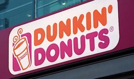 警方称，佛罗里达州唐恩都乐的顾客得到免费咖啡，却把咖啡泼在工作人员脸上