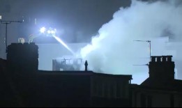 大约125名消防员正在扑灭温布利公寓大火