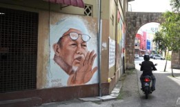 由于其“最后的武士”首领与糟糕的健康状况作斗争，来自马来西亚伊斯兰政党PAS的派系领袖被吹捧为继任者