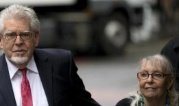 罗尔夫·哈里斯的遗孀阿尔文·休斯去世，享年92岁