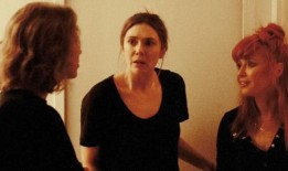 他的三个女儿评论：凯莉·库恩和娜塔莎·里昂在感人的戏剧中相互情感上的打击