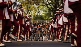 观看阿拉巴马A&M游行乐队领导的梅西百货2023年感恩节游行