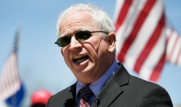 前特朗普律师约翰·伊士曼试图推迟取消他的律师资格