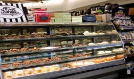 派对在猪：猪摇在莫比尔的欢呼声中打开一个展示