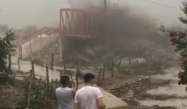 阿根廷小镇唯一一座桥被泥石流冲走：视频