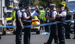 在“瑜伽课附近”的“恐怖电影”场景中，年幼的孩子逃离了刀袭