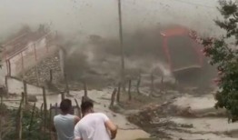 阿根廷小镇唯一一座桥被泥石流冲走：视频
