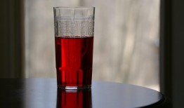 蔓越莓汁确实可以帮助治疗尿路感染，并减少对抗生素的依赖