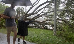 飓风威胁在洪水灾区门口形成