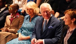 国王和王后参观皇家戏剧学院庆祝120周年，观看关于家庭背叛的戏剧