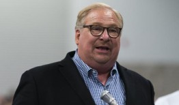 里克·沃伦(Rick Warren)请求妇女宽恕，以推翻美南浸信会对马鞍峰的禁令