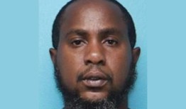 40岁的伯明翰4个孩子的母亲失踪，男友因绑架指控被通缉