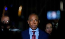 联邦调查局在竞选筹款调查中没收了纽约市市长埃里克·亚当斯的手机和iPad