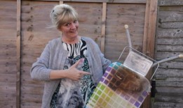 女人认为她在她的熨衣板上看到了铁娘子