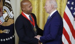 拜登授予“重要民权领袖”史蒂文森国家人文奖章