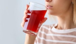 蔓越莓汁确实可以帮助治疗尿路感染，并减少对抗生素的依赖