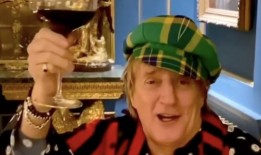 罗德·斯图尔特将格子军团集结在史蒂夫·克拉克的孩子们身后，这是他在欧洲战场上的呐喊