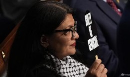 在一片抗议声中，以色列总理内塔尼亚胡在向美国国会发表讲话时呼吁“最亲密的盟友”