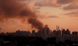 巴勒斯坦人逃离，以色列准备对加沙发动地面袭击