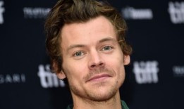 “我不明白”：哈里·斯泰尔斯的妈妈为歌手分裂的新发型辩护