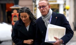 劳伦斯·福克斯说，他的生活被种族主义言论“摧毁”了——有人把粪便扔进他的门里