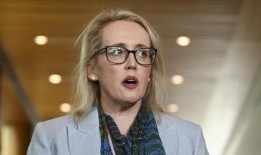 理查德·马尔斯的幕僚长在一场爆炸性新闻发布会上辞职，指控工作中存在欺凌行为