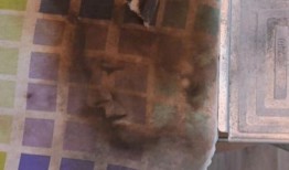 女人认为她在她的熨衣板上看到了铁娘子