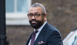 詹姆斯·克莱弗利乘飞机前往卢旺达，发誓要完成“阻止船只”的镇压行动