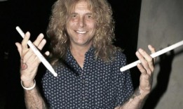 史蒂文·阿德勒(Steven Adler)开始吸毒，以适应枪与玫瑰乐队的成员