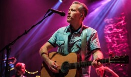 阿拉巴马州的标志性音乐家带着“抒情而深刻的南方哥特式民谣摇滚”回到家乡