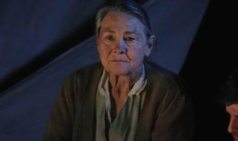 观看国家剧院《愤怒的葡萄》的预告片中的樱桃·琼斯