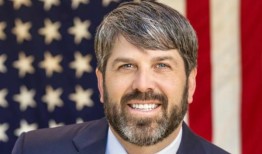 州警称，在史密斯湖上，州参议员加兰·古杰的儿子从后面撞上了他的水上摩托车，他受伤了