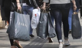 随着家庭“紧张地”等待预算，消费者信心急剧下降