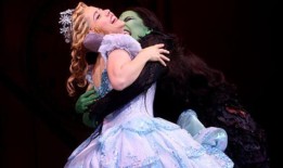 Kimberly Akimbo的Alli Mauzey曾经是一名歌唱服务员