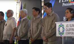 马科斯在八打雁为扩大后的石化制造工厂揭幕