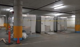 由于无法支付葬礼费用，这位母亲的悲伤与她躺在冰箱里的女儿一起加剧