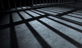 阿拉巴马州一名女子请求法官允许她离开监狱，参加她枪杀的“重要伴侣”的葬礼