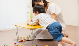 重复的游戏可能会让父母感到疲惫，但幼儿的大脑是通过重复来发育的：打针