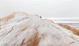 沙特阿拉伯沙漠首次降雪