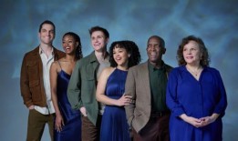 看看百老汇的《恋恋笔记本》(the Notebook)的演员阵容，看看“水下”肖像