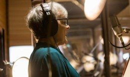 照片：与外百老汇的《阿努西亚花园》的演员一起走进录音室