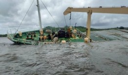 越南货船在巴拉望岛搁浅