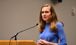 阿拉巴马州州长凯·艾维出现在国会候选人卡洛琳·多布森的新竞选广告中