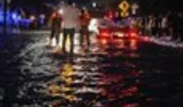 洪水淹没了内华达州火人节的数千人