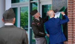 越南战争英雄，他为他的战友冒着敌人的炮火而战，受到老部队的尊敬