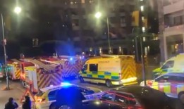 大约125名消防员正在扑灭温布利公寓大火